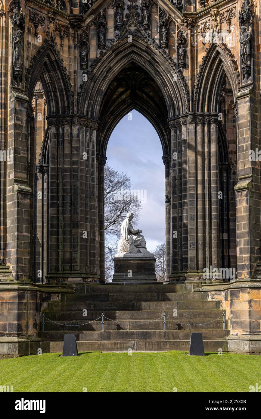 Monumento Scott. Canon EOS R5, RF24-105mm F4 L IS USM at 50mm, ISO 100, 1/320s at f/8. Apr Foto Stock