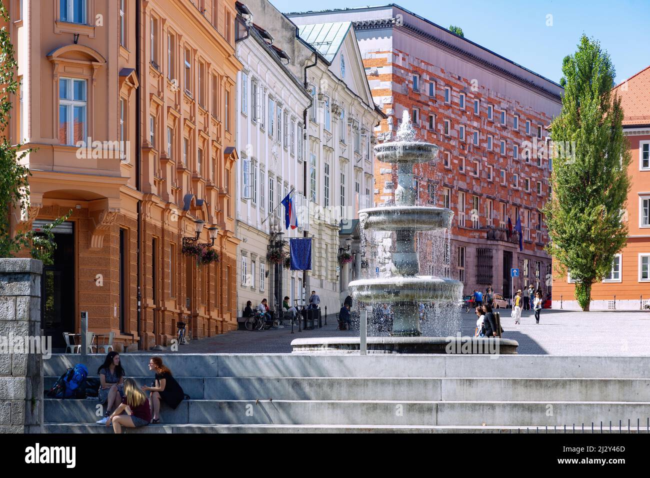 Lubiana; Novi Trg, Fontana della Città, Biblioteca Universitaria Nazionale Foto Stock