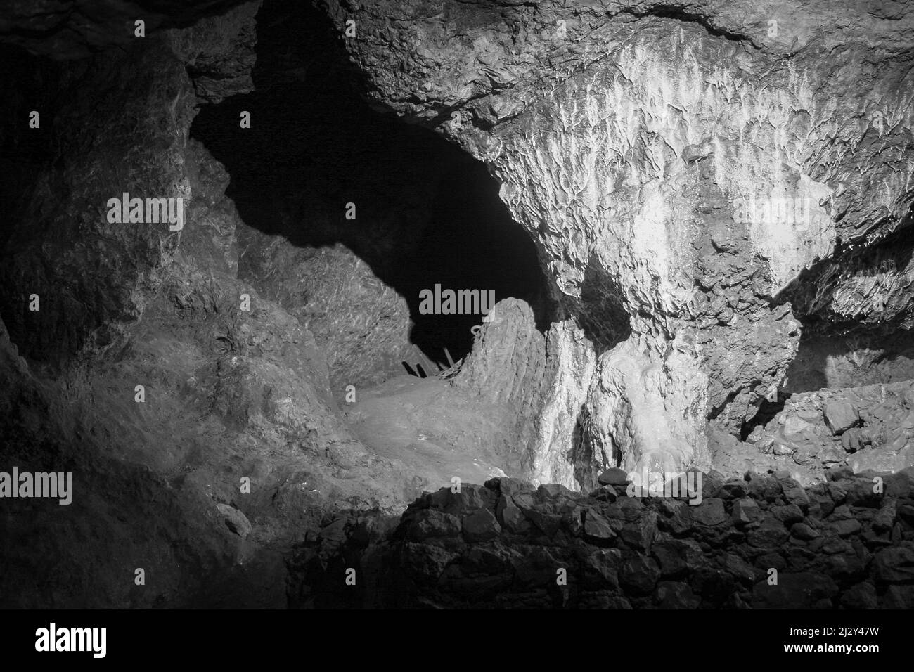 Grotta sotterranea. Vista sotterranea in bianco e nero ad alto contrasto. Foto Stock
