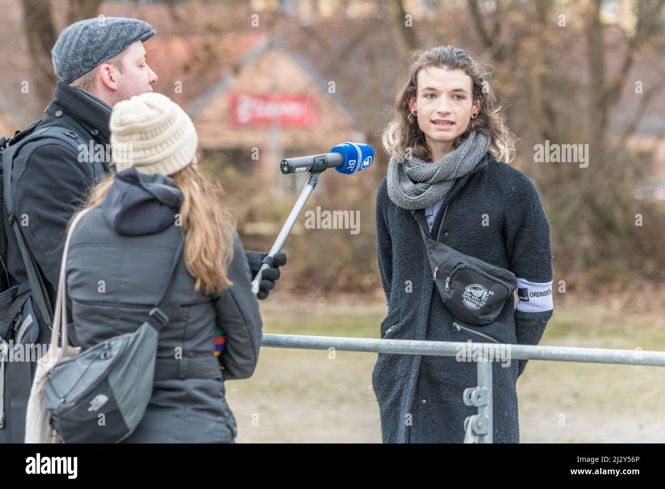 Regensburg, Baviera, Germania, 26 gennaio 2022: Intervista di Bayerischer Rundfunk con un amministratore in una contro-dimostrazione di Antifa ad un anti-Corona Foto Stock