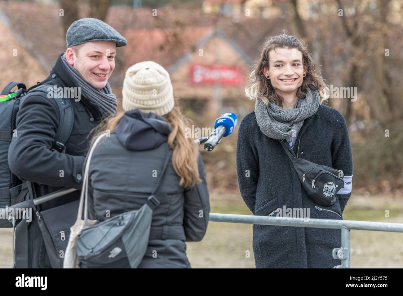 Regensburg, Baviera, Germania, 26 gennaio 2022: Intervista di Bayerischer Rundfunk con un amministratore in una contro-dimostrazione di Antifa ad un anti-Corona Foto Stock