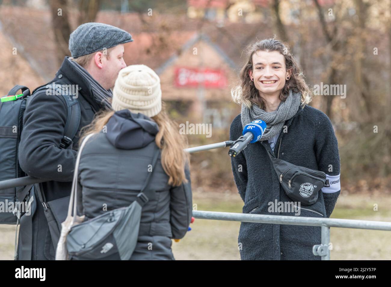 Regensburg, Baviera, Germania, 26 gennaio 2022: Intervista di Bayerischer Rundfunk con un amministratore in una contro-dimostrazione di Antifa ad un anti-Corona Foto Stock