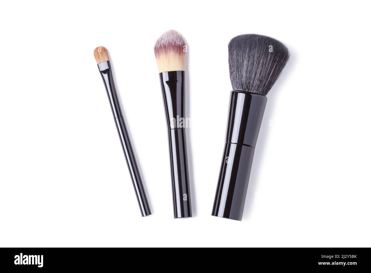 Pennelli cosmetici per l'applicazione del trucco isolato su bianco Foto Stock