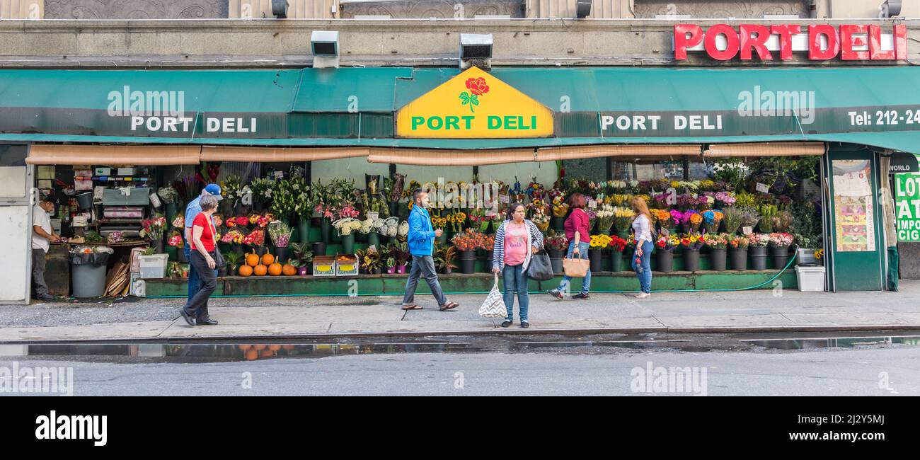 NEW YORK CITY, NY/USA - 16th OTTOBRE 2014: Persone che camminano di fronte a un negozio di fiori di strada nella zona di Times Square, 16th ottobre 2014, New York City, N Foto Stock