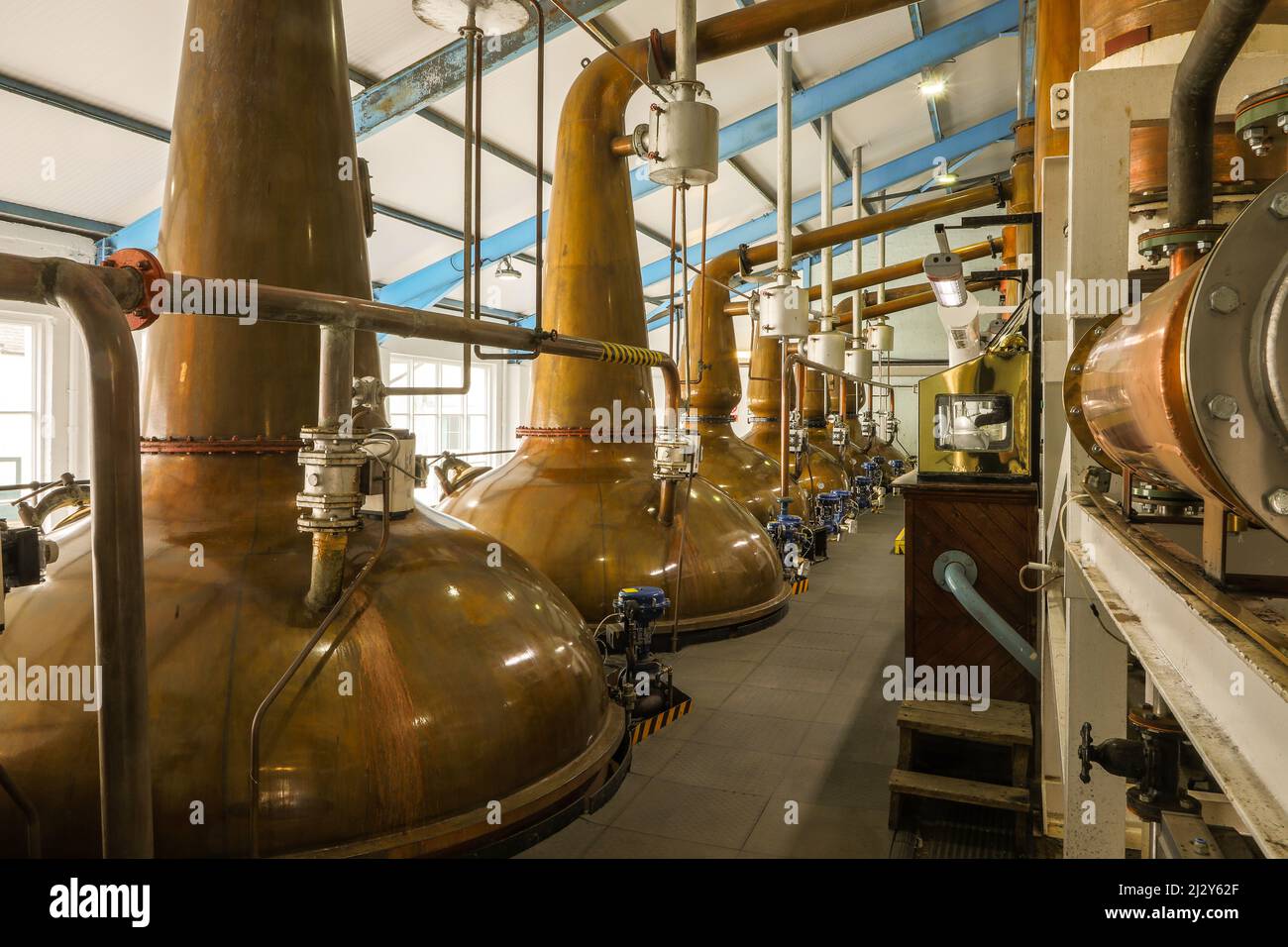 Collo d'oca, alambicchi, malto singolo, distilleria di whiskey Laphroaig, Islay, Scozia Regno Unito Foto Stock