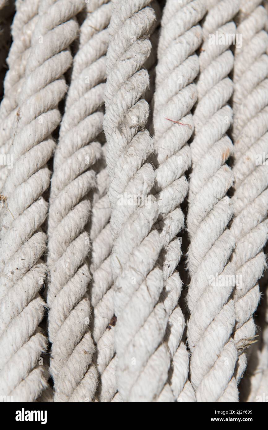 Primo piano verticale di una corda bianca stretta in Juan Lacaze, Uruguay Foto Stock