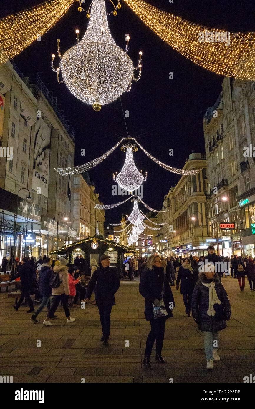 Folle godendo le decorazioni di Natale a Graben, Vienna, Austria, 10 dicembre 2019. Foto Stock