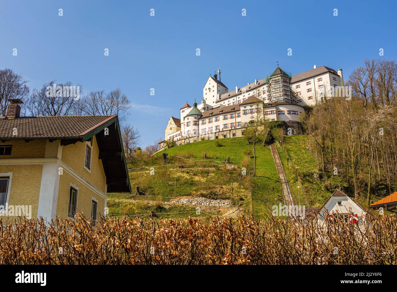 Vista sul castello di Hohenauschau dal basso. Chiemgau, alta Baviera, Baviera, Germania Foto Stock