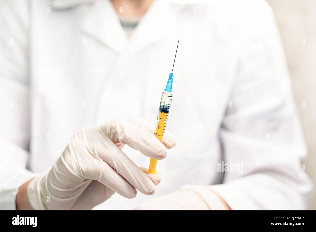 il medico tiene le siringhe con la dose di vaccino per iniezione, armi biologiche. Foto Stock