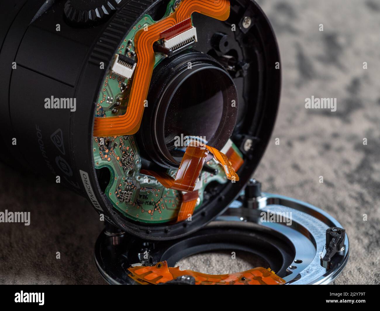lente della telecamera rotta che mostra la scheda a circuito stampato  interna e i componenti elettronici Foto stock - Alamy