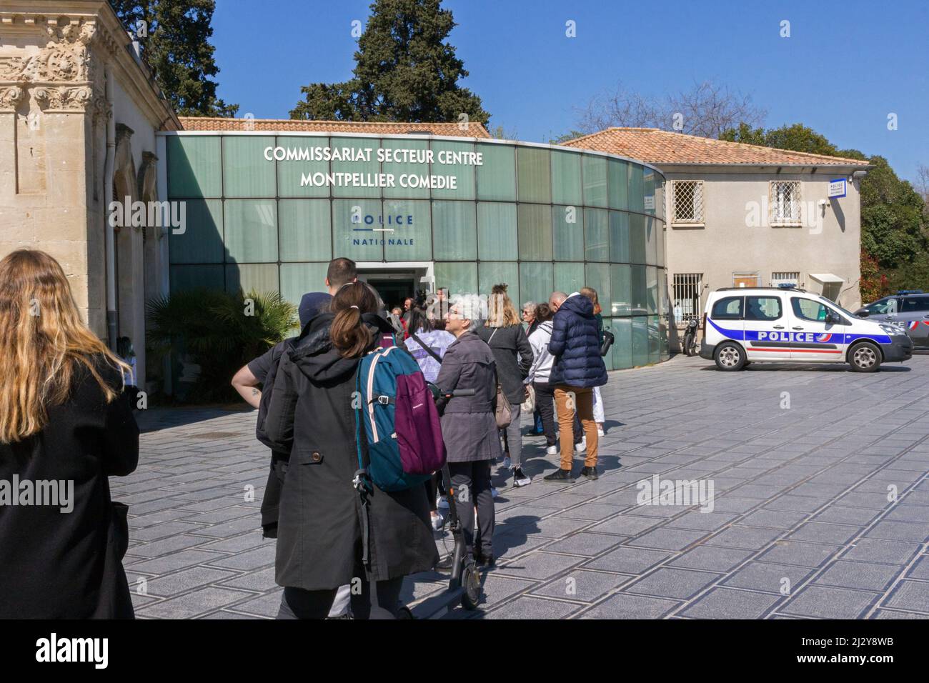 Fila davanti a una stazione di polizia per fare un proxy per le elezioni presidenziali. Montpellier, Occitanie, Francia Foto Stock