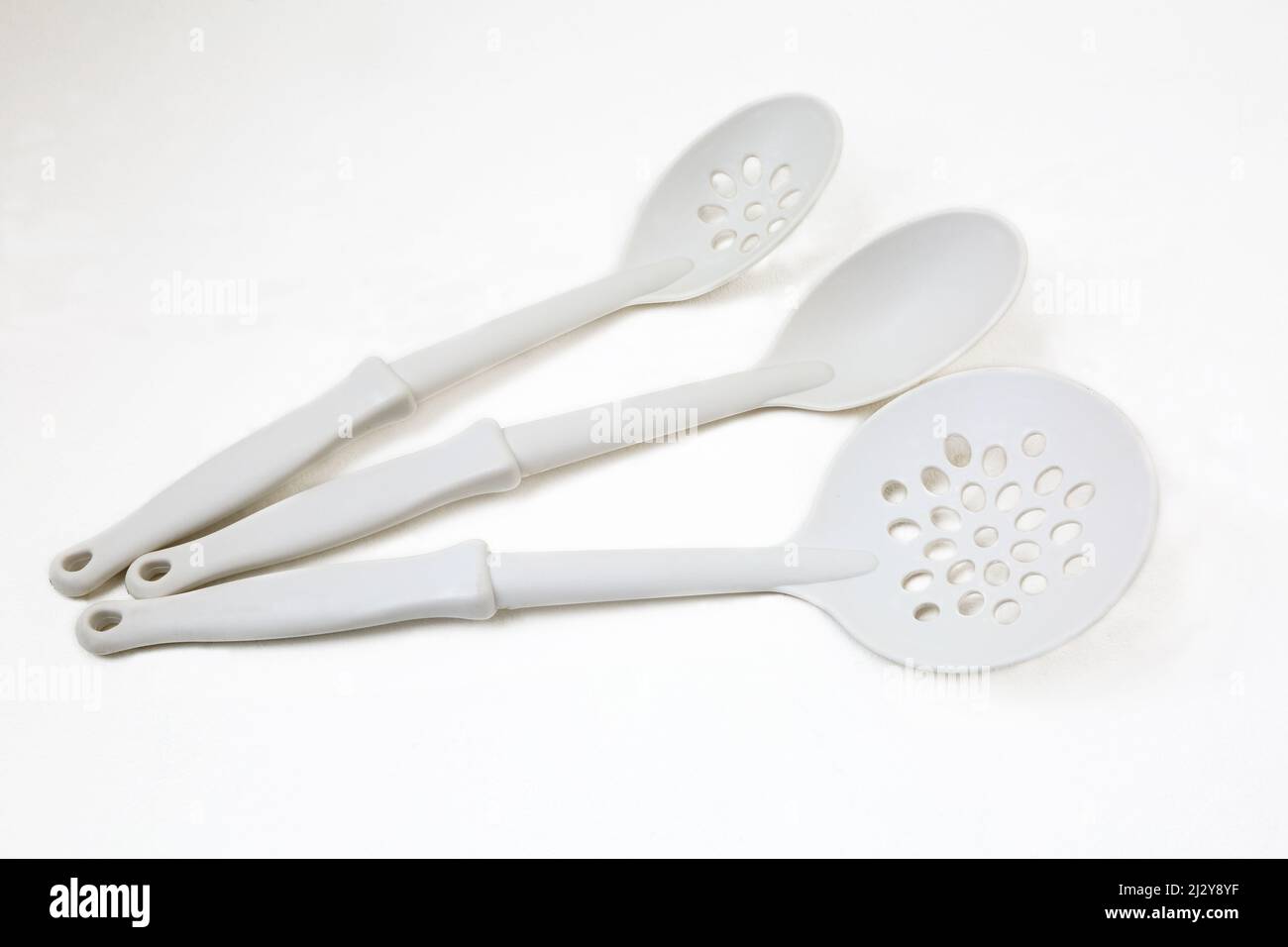 Utensili da cucina in plastica bianca Foto Stock