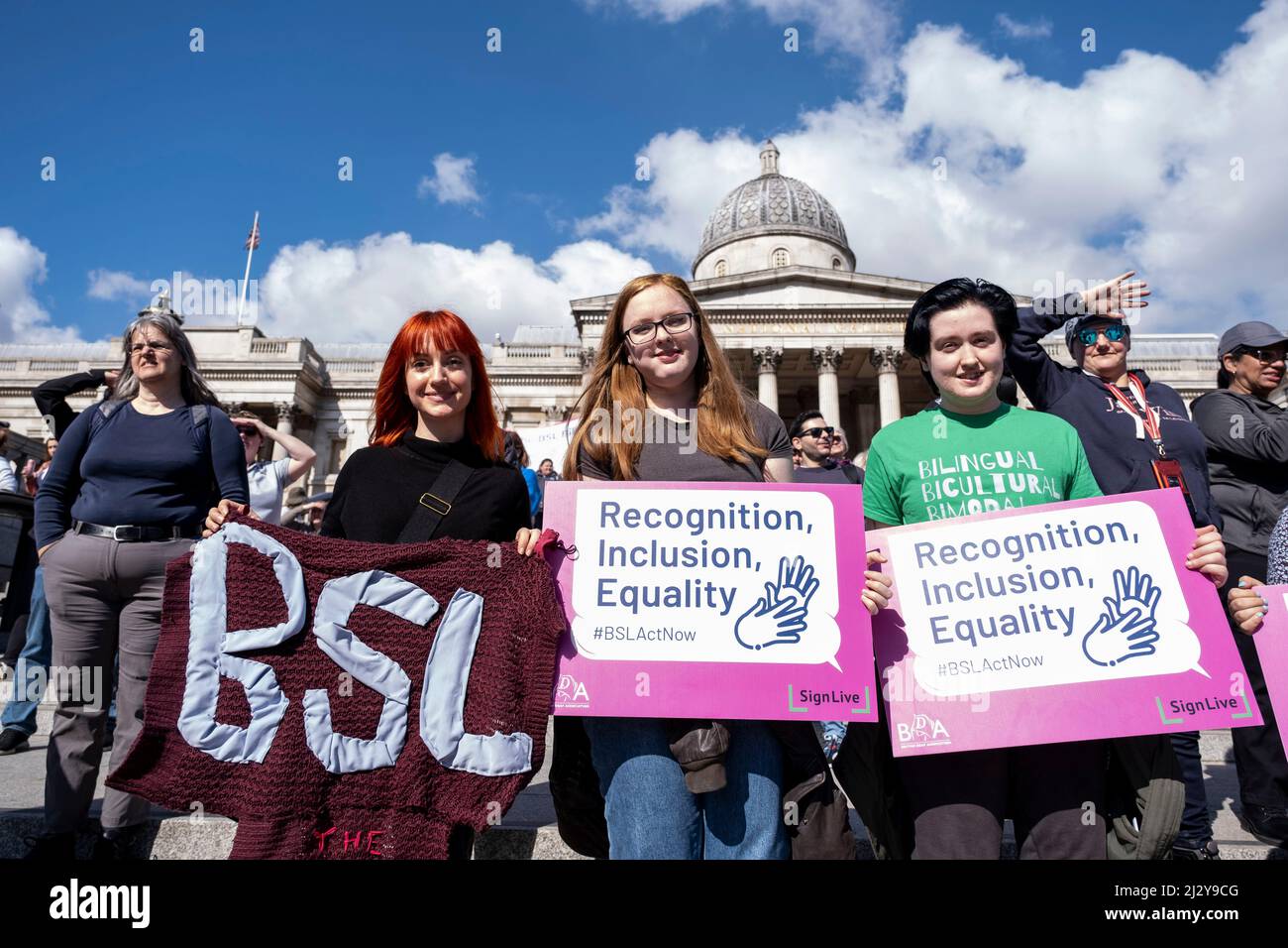 Le persone della comunità sorda e i loro sostenitori si riuniscono a sostegno del British Sign Language Bill il 18th marzo 2022 a Londra, Regno Unito. British Sign Language BSL è la lingua preferita dalla comunità dei non udenti nel Regno Unito. La British Sign Language Bill, una legge per i soci privati introdotta dal MP di Rosie Cooper, riconoscerà la BSL come lingua di Inghilterra, Galles e Scozia a sé stante. Foto Stock