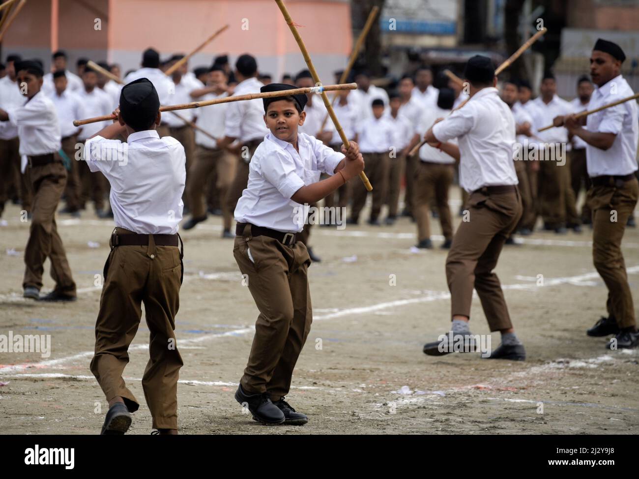 I volontari di Rashtriya Swayamsevak Sangh (RSS) partecipano ad un evento annuale, a Guwahati, Assam, India domenica 3 aprile, 2022. Il Rashtriya Swayamsevak Sangh è un'organizzazione di volontariato nazionalista e paramilitare indù. Foto Stock