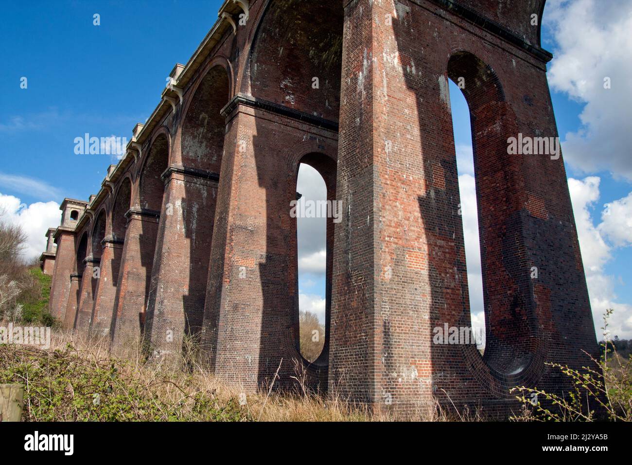 Il viadotto Balcombe, costruito nel 1940 per la ferrovia da Londra a Brighton, sorge a 92 metri sulla valle dell'Ouse, nel Sussex occidentale, in Inghilterra Foto Stock