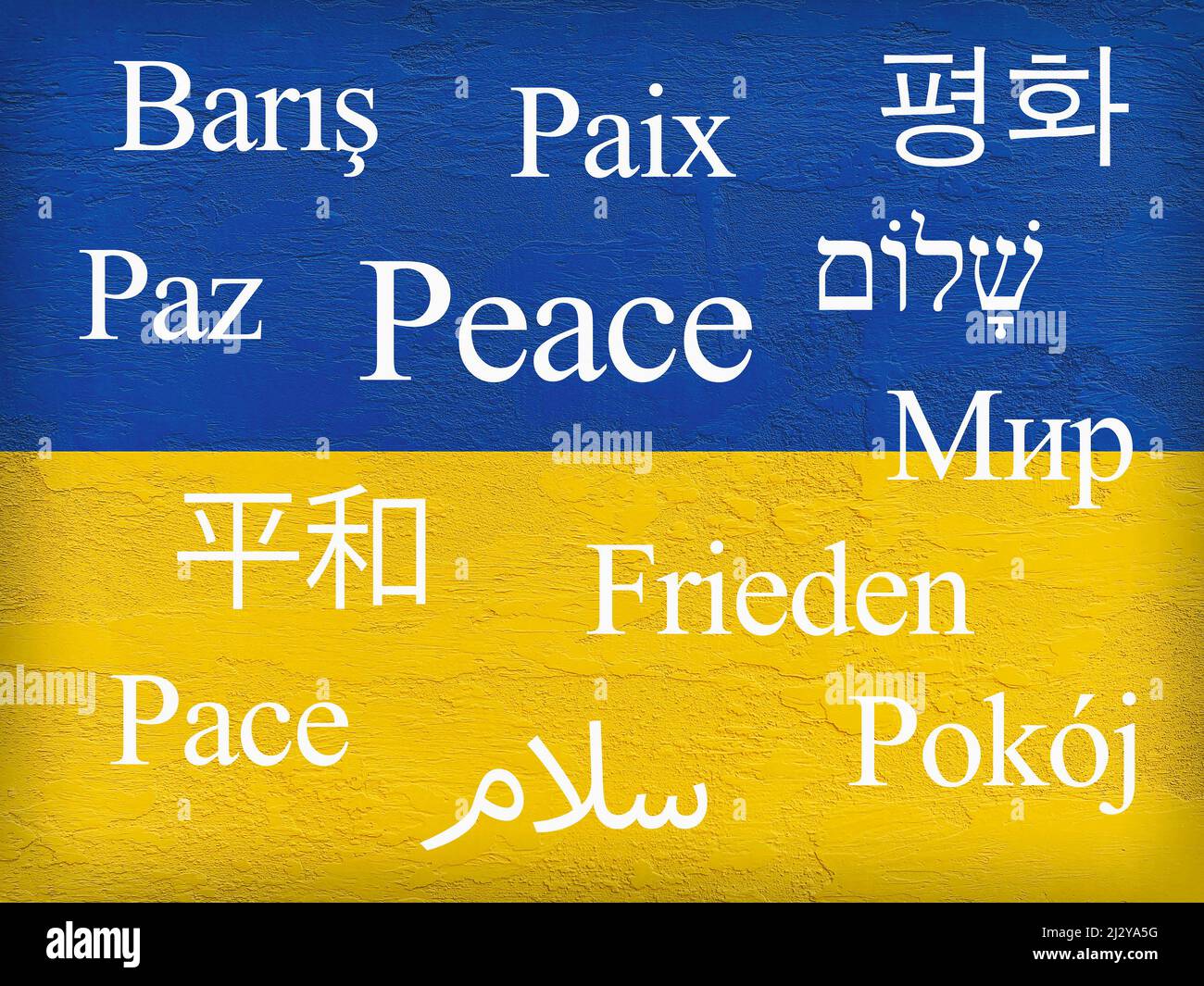 Stand con l'Ucraina: Parola Pace in diverse lingue su bandiera Ucraina dipinto su muro di pietra Foto Stock