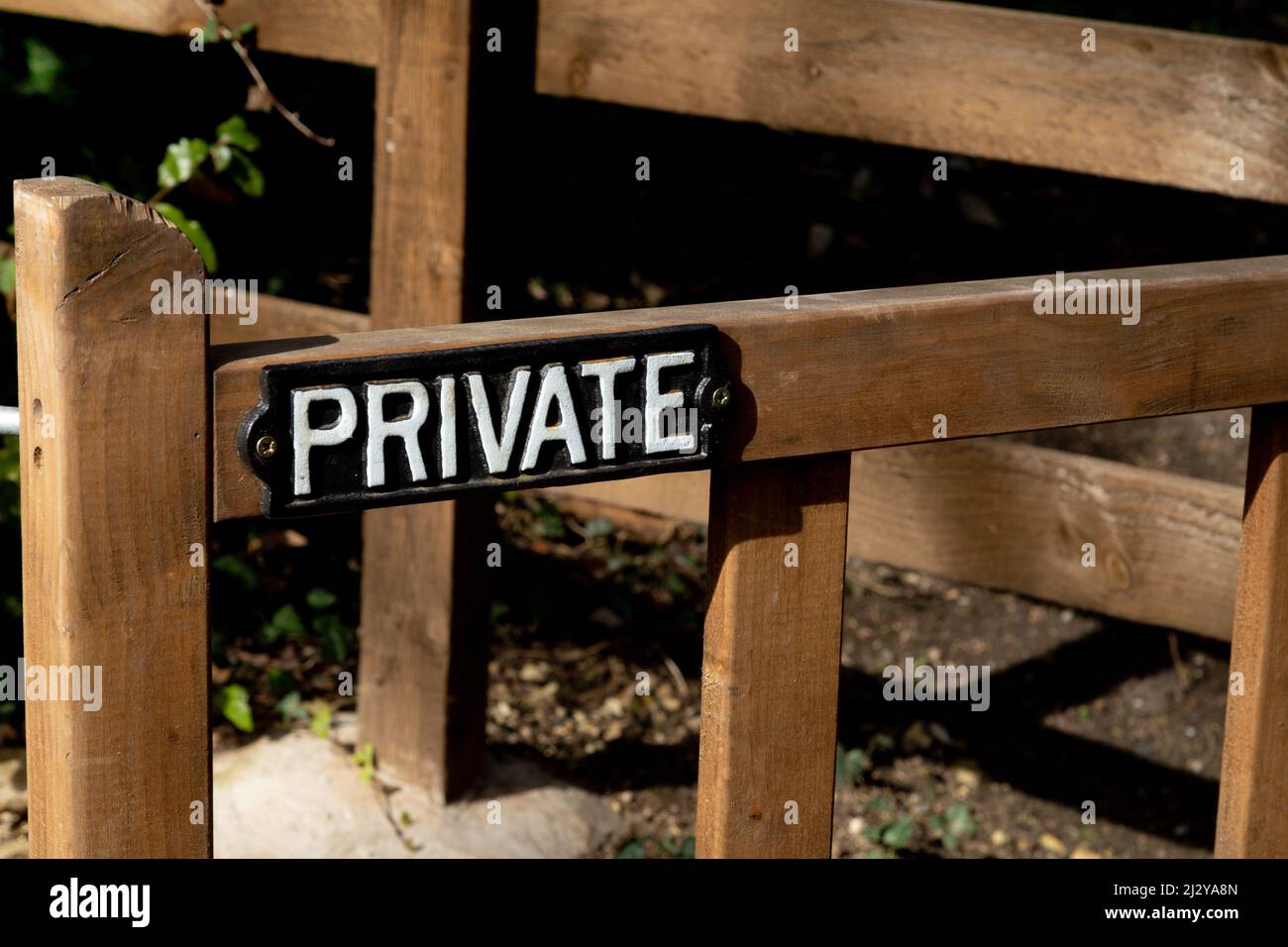 Un cartello 'privato' su un cancello di legno. Foto Stock