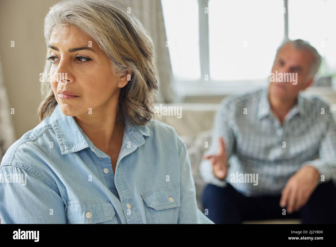 Coppia matura avente argomento a casa Foto Stock