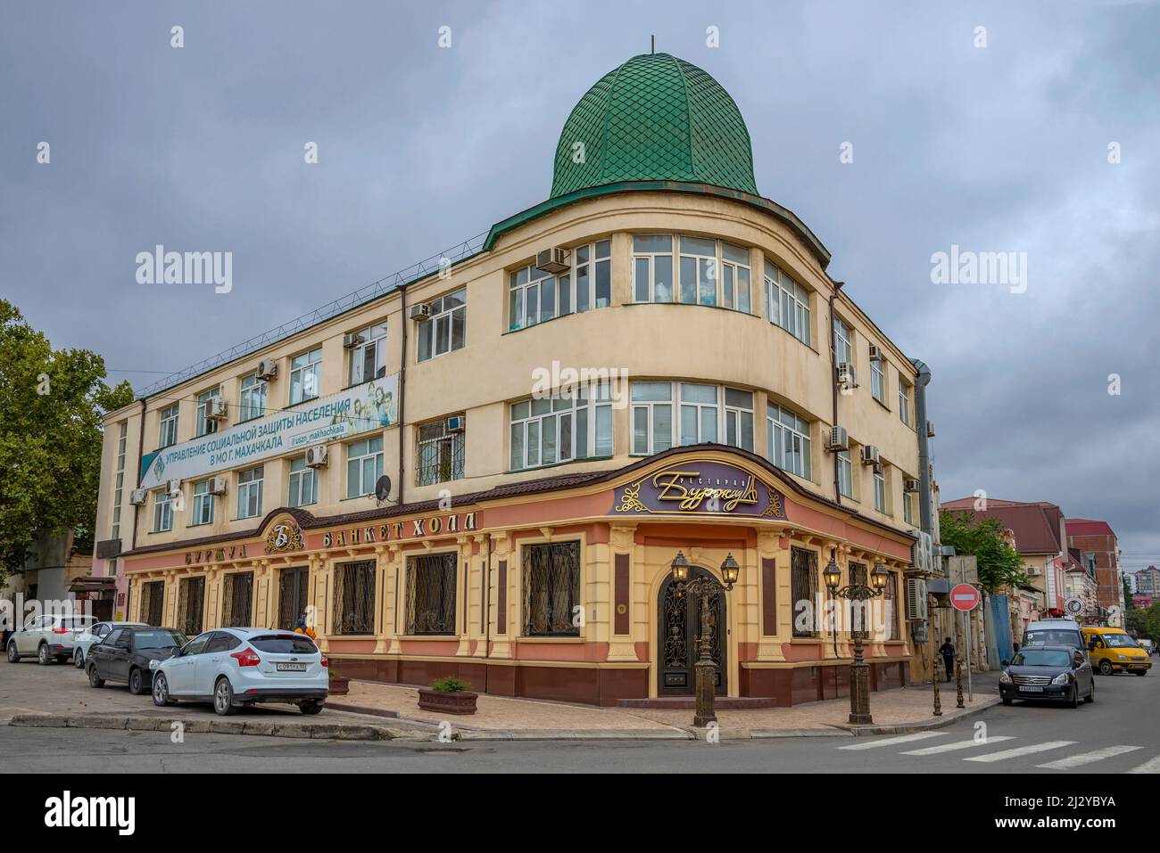 MAKHACHKALA, RUSSIA - 24 SETTEMBRE 2021: Costruzione del Dipartimento per la protezione sociale della popolazione. Makhachkala, Repubblica del Dagestan Foto Stock
