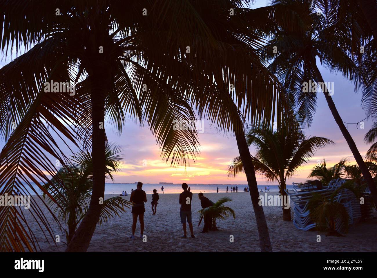 Tramonto sulle spiagge a nord di Ciudad de Isla Mujeres, al largo di Cancun, Yucatan, Messico Foto Stock