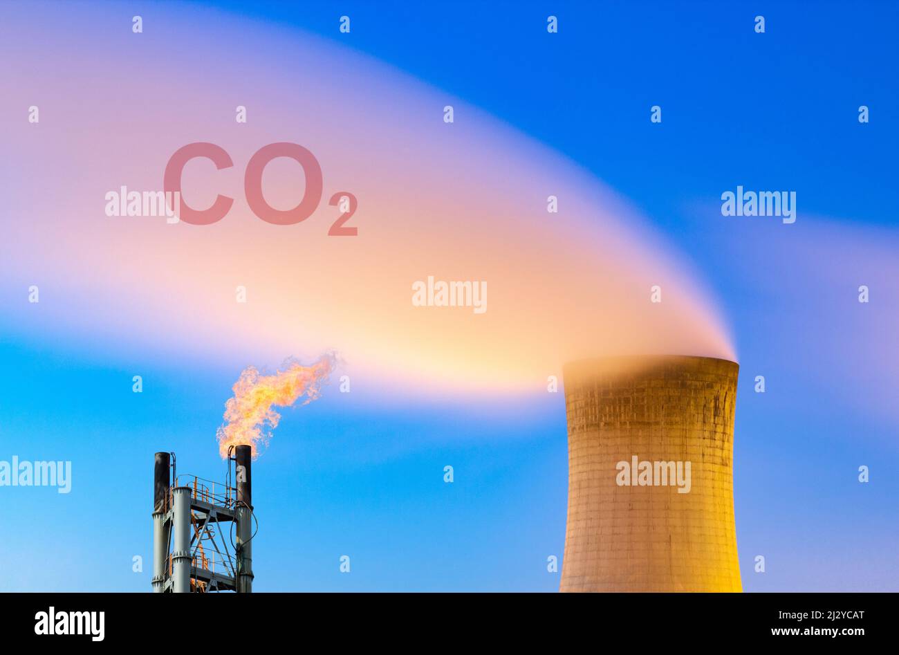 Stazione di raffreddamento torre di raffreddamento e gas flare stack concetto: CO2, riscaldamento globale, netto zero, crisi energetica, costo della vita crisi, UE, Europa... Foto Stock