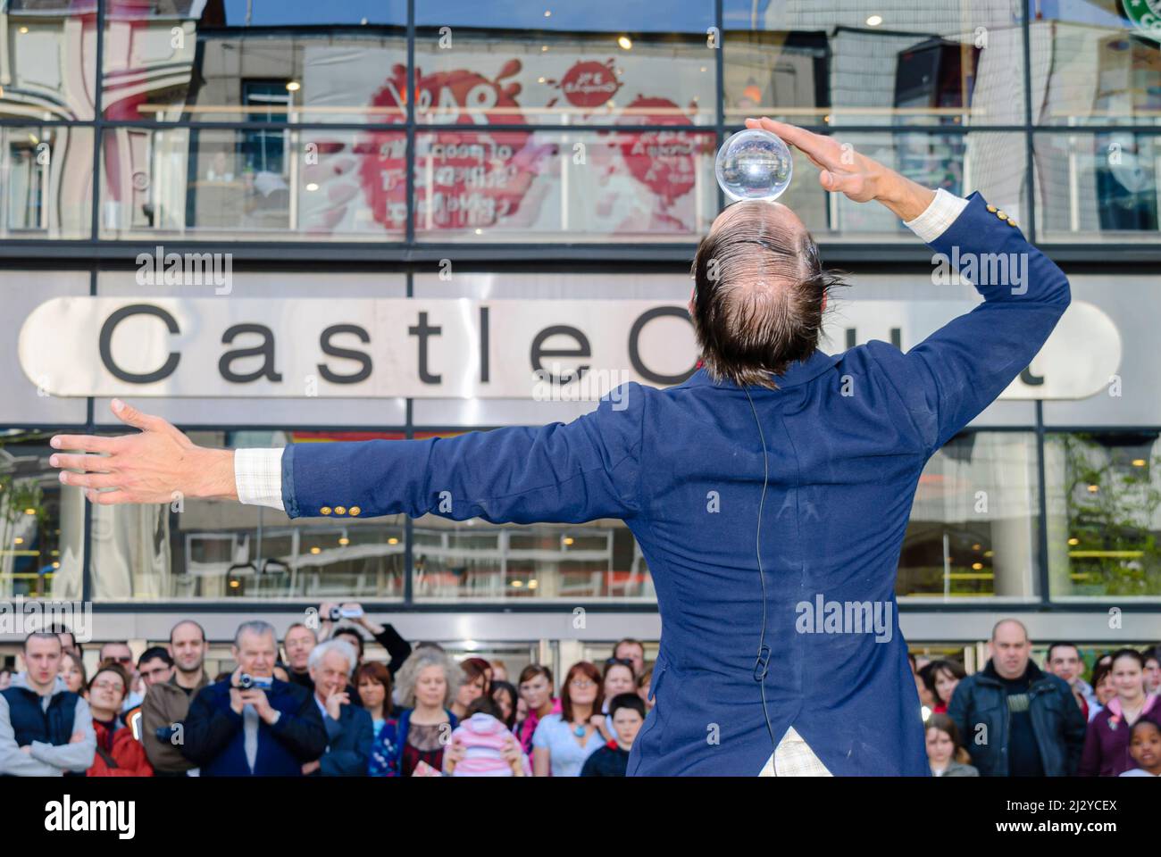 Belfast, Irlanda del Nord. 3rd maggio 2008. Un artista di strada bilancia una sfera di cristallo sulla fronte mentre si esibisce a un pubblico fuori dal centro commerciale Castle Court. Foto Stock