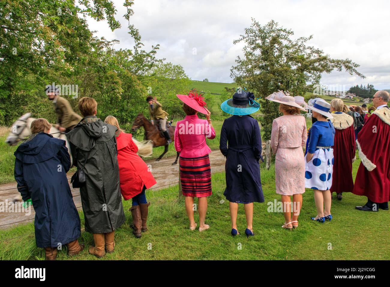 Spettatori, corse di cavalli, tradizionali, cross country, Hawick Common Ridings, Ospiti d'onore, cappelli, confini, Scozia, Regno Unito Foto Stock