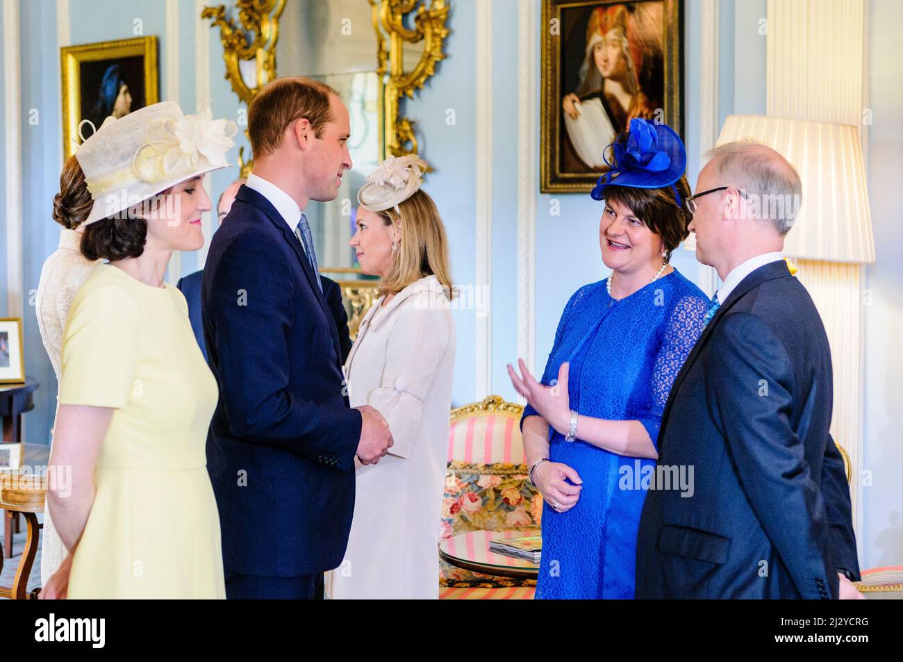 HILLSBOROUGH, IRLANDA DEL NORD. 14 GIU 2016: Prince William, il Duca di Cambridge, incontra il Primo Ministro Arlene Foster MLA come egli arriva al Segretario di Stato annuale del party in giardino. Foto Stock