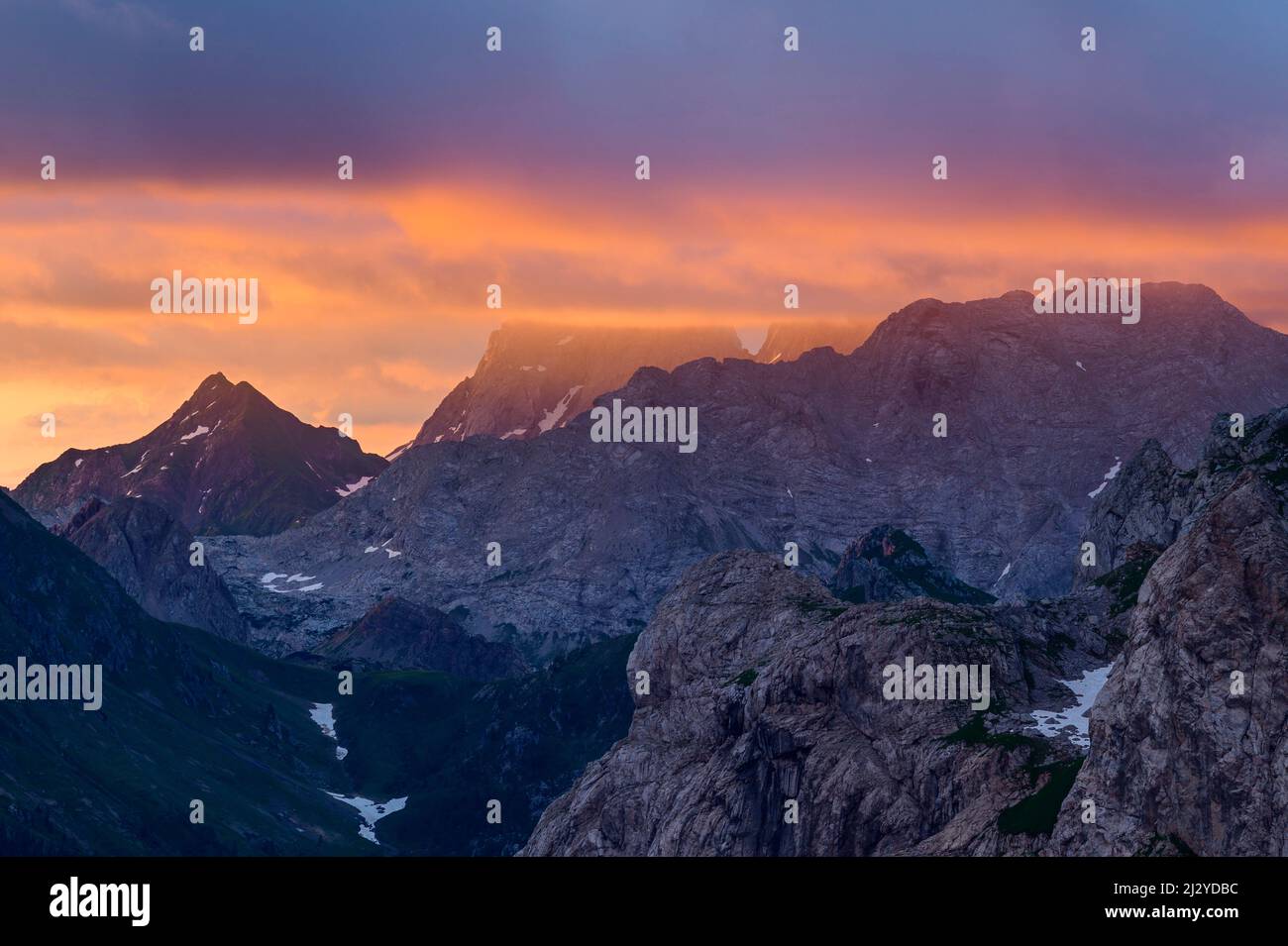 Umore nuvoloso a Kellerspitzen e Hohe Warte, da Bladner Joch, Alpi Carniche, Carinzia, Austria Foto Stock