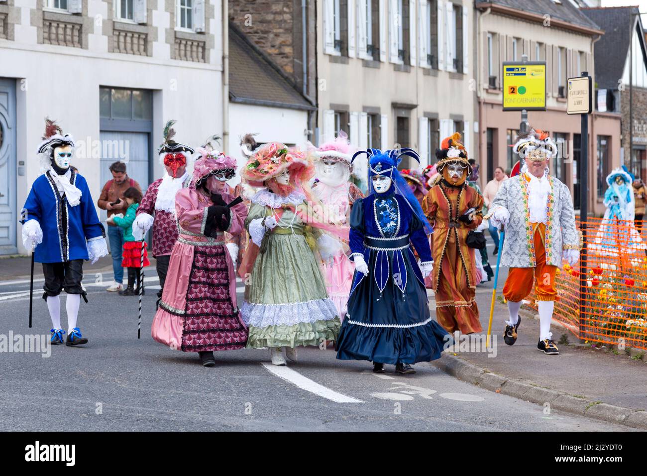 Landerneau, Francia - Aprile 03 2022: Gruppo di persone vestite da capo a piedi in costumi veneziani durante il Carnevale della Lune Etoilée. Foto Stock
