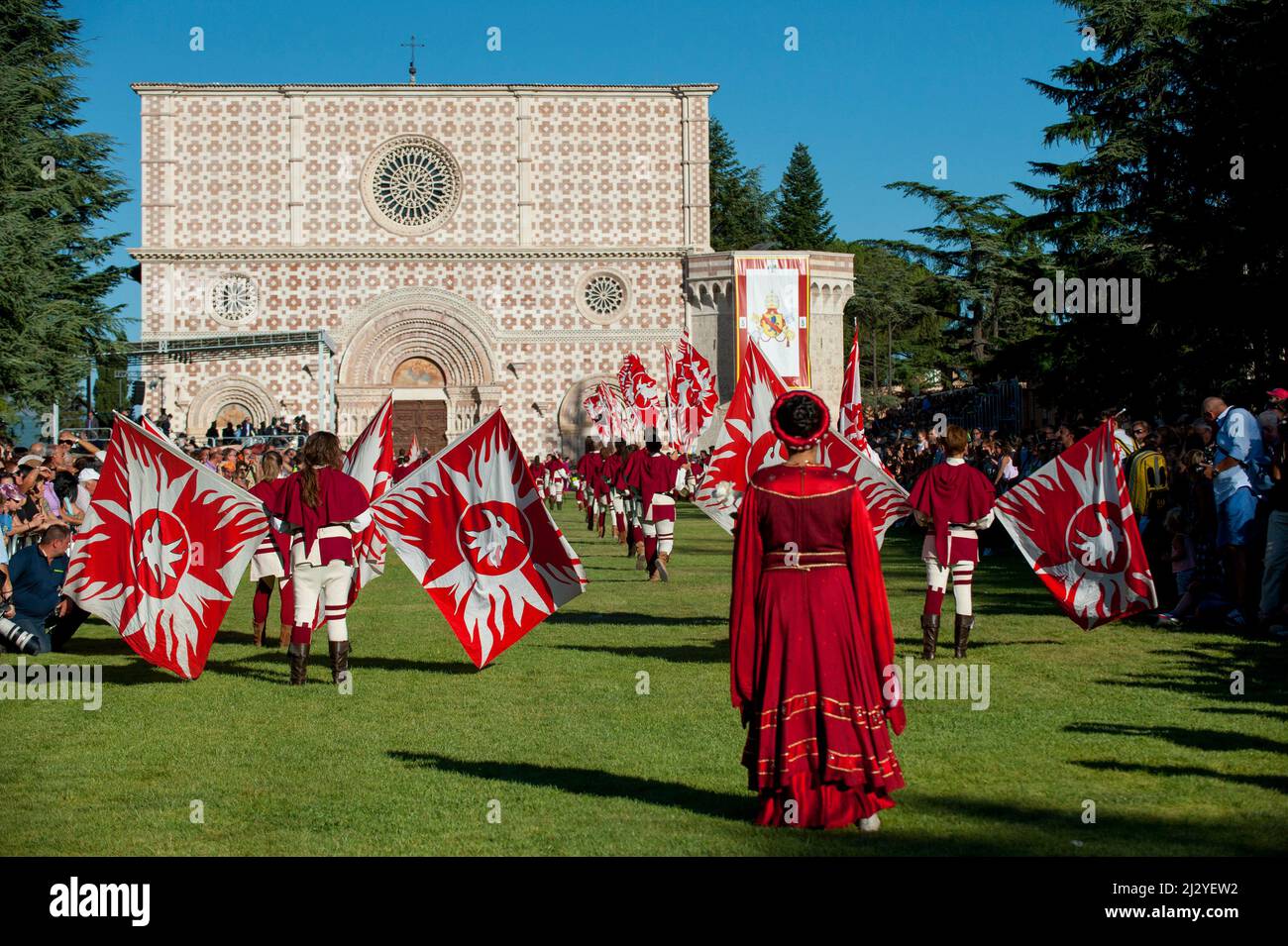 L'Aquila, Italia 28/08/2012: 718th Perdonanza Celestiniana, la processione con i partecipanti porta la Bolla di Celestino V verso la Basilica di Collemaggio. ©Andrea Sabbadini Foto Stock