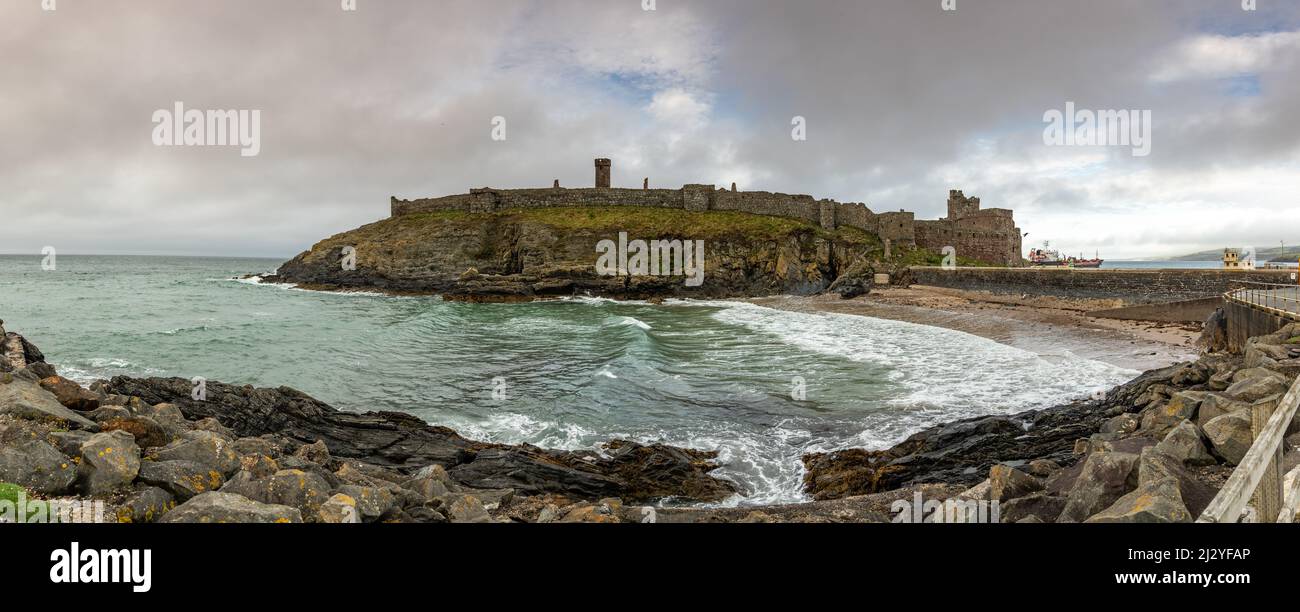 Castello di Peel sulla costa del Mare d'Irlanda dell'Isola di Man Foto Stock