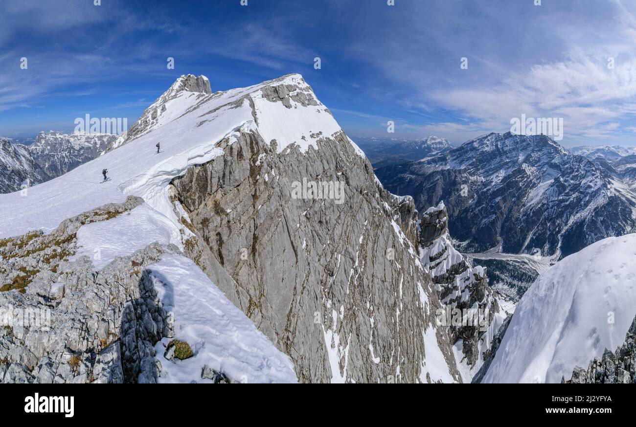 Panorama con due persone che salgono verso Hochkalter, Hochkalter e Watchmann sullo sfondo, Ofental, Alpi Berchtesgaden, Parco Nazionale Berchtesgaden, alta Baviera, Baviera, Germania Foto Stock