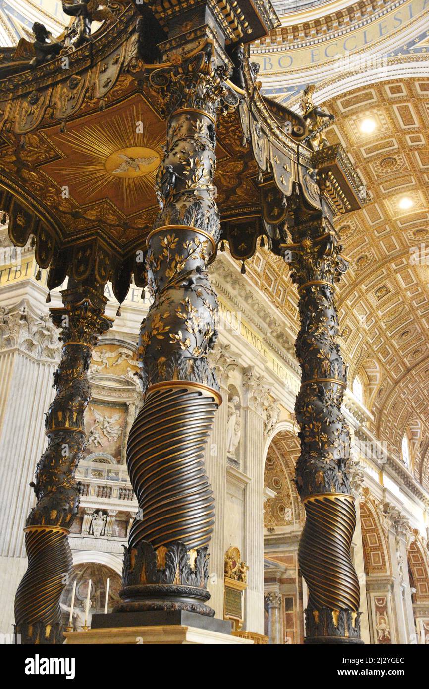 Il Baldachin di Pietro è un grande baldacchino di bronzo scolpito in stile barocco, tecnicamente chiamato un ciborio o baldachin, sopra l'altare maggiore della Basilica di San Pietro Foto Stock
