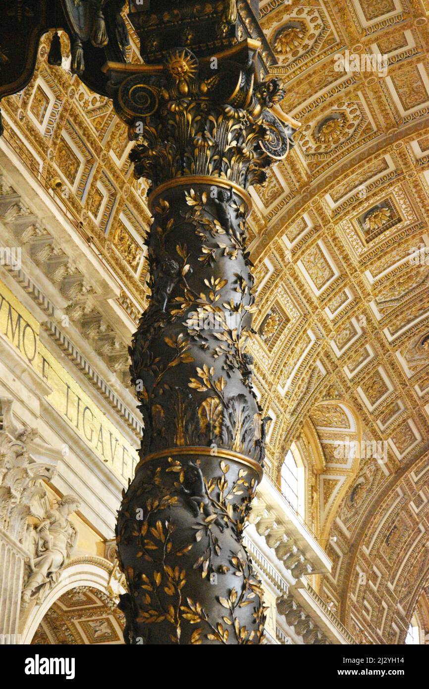 Il Baldachin di Pietro è un grande baldacchino di bronzo scolpito in stile barocco, tecnicamente chiamato un ciborio o baldachin, sopra l'altare maggiore della Basilica di San Pietro Foto Stock