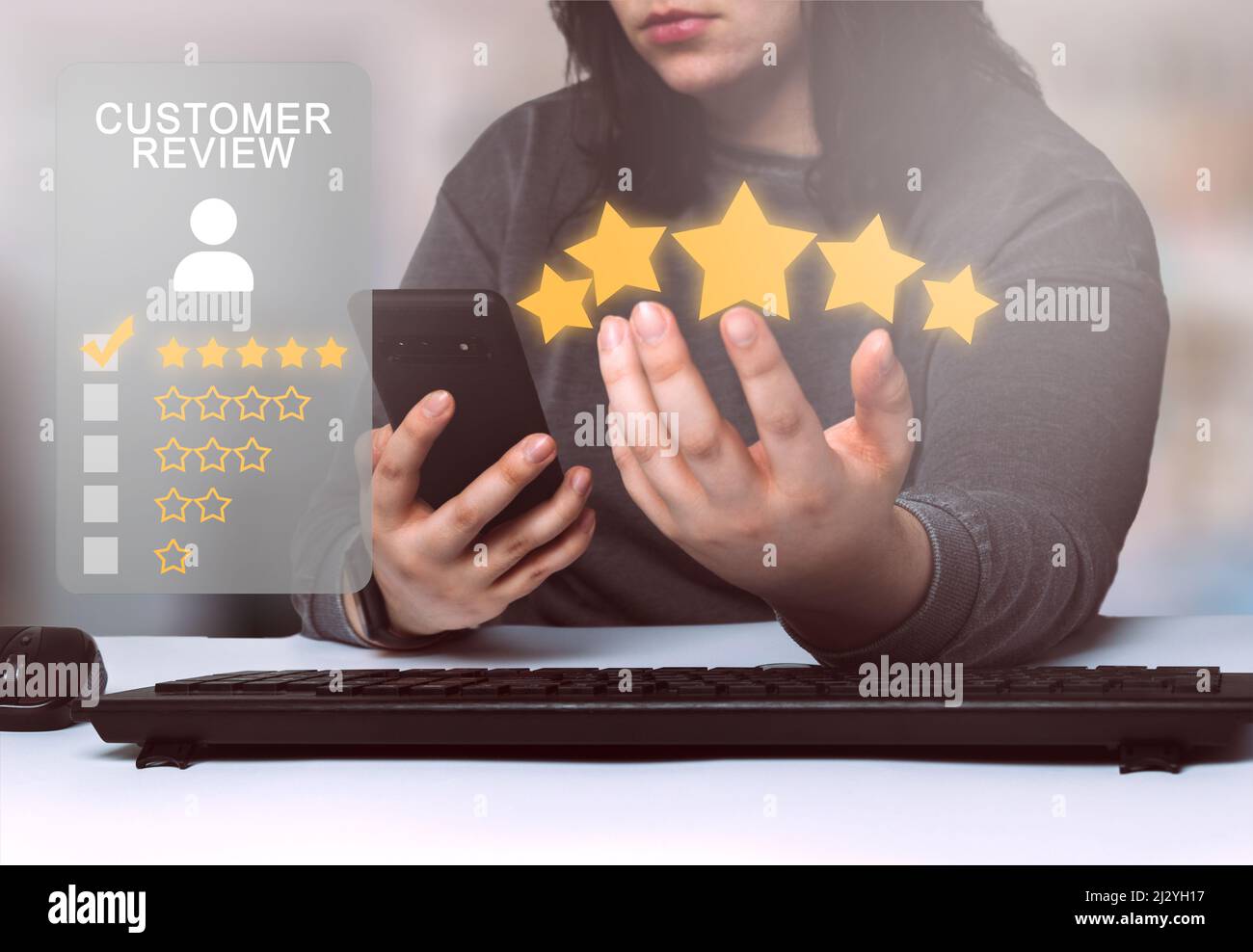 Donna che classifica un servizio su smartphone. Il concetto di feedback sulla soddisfazione del cliente. L'utente dà cinque stelle per l'esperienza di assistenza sull'applicazione online. Foto Stock