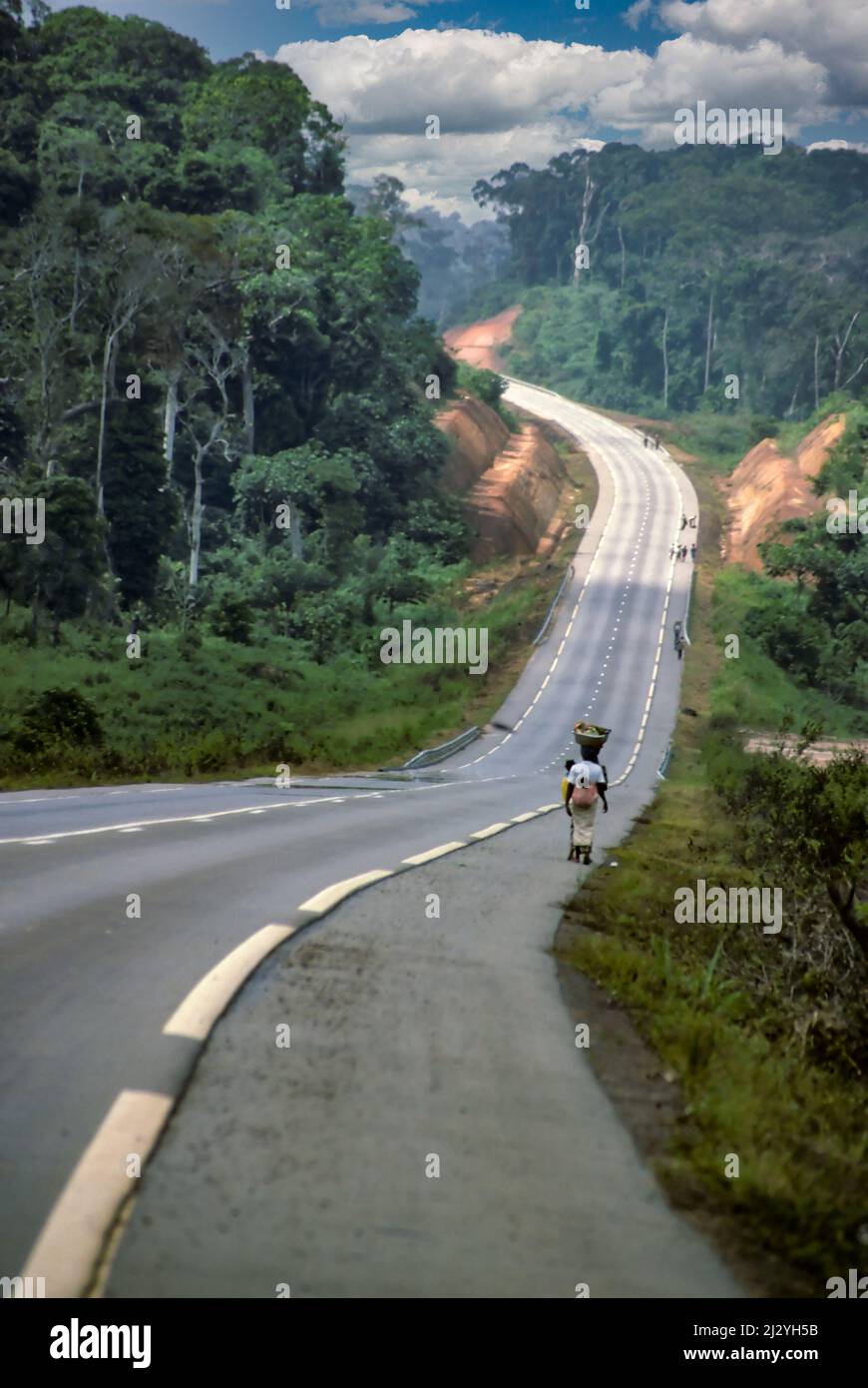 Costa d'Avorio, Costa d'Avorio, Africa occidentale - autostrada costiera, Abidjan a San Pedro. La costruzione di autostrade contribuisce alla deforestazione, sia per spianare la strada che per incoraggiare un nuovo insediamento lungo il percorso. Foto Stock