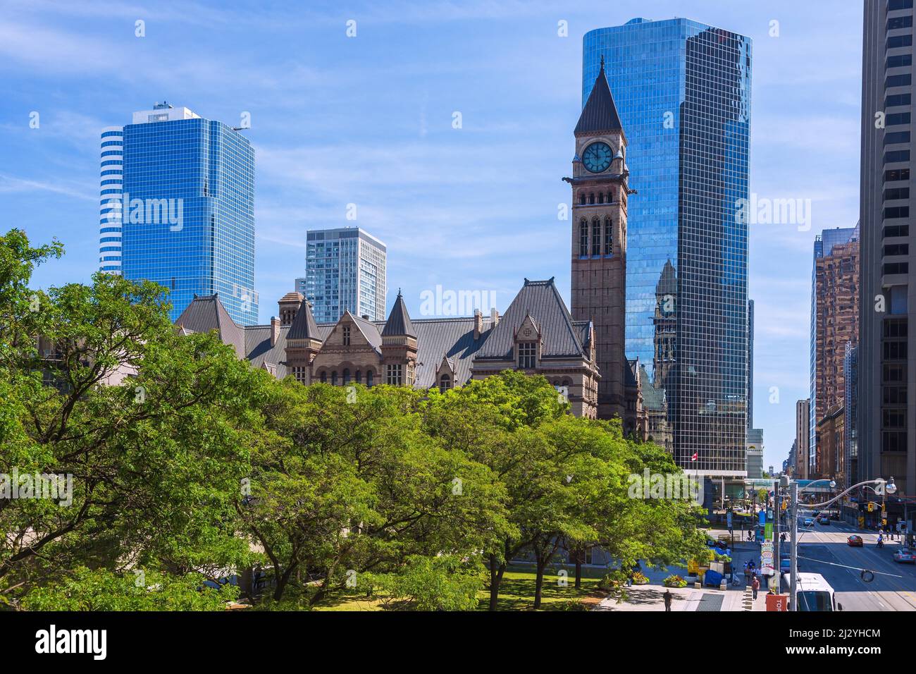 Toronto, il Vecchio Municipio a Nathan Phillips Square e l'Eaton Centre Foto Stock