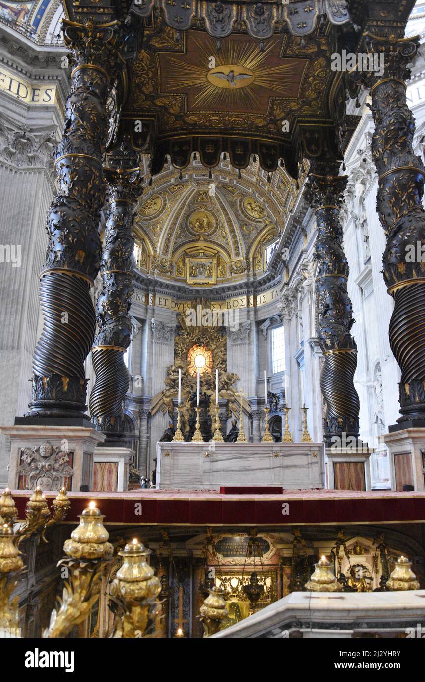 Il Baldachin di Pietro è un grande baldacchino di bronzo scolpito in stile barocco, tecnicamente chiamato un ciborio o baldachin, sopra l'altare maggiore della Basilica di San Pietro Foto Stock