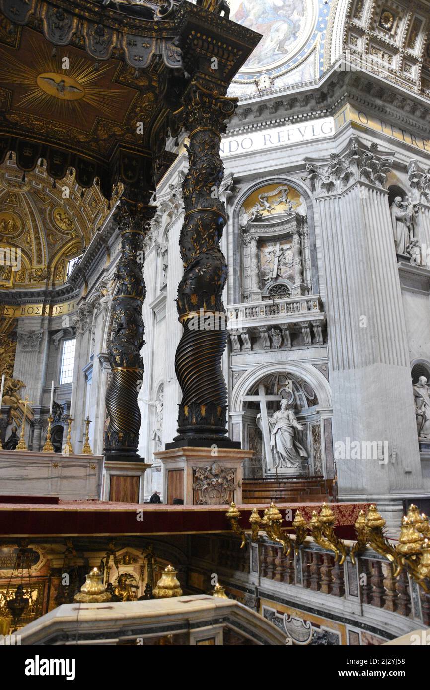 Il Baldachin di Pietro è un grande baldacchino di bronzo scolpito in stile barocco, tecnicamente chiamato un ciborio o baldachin, sopra l'altare maggiore della Basilica di San Pietro Foto Stock