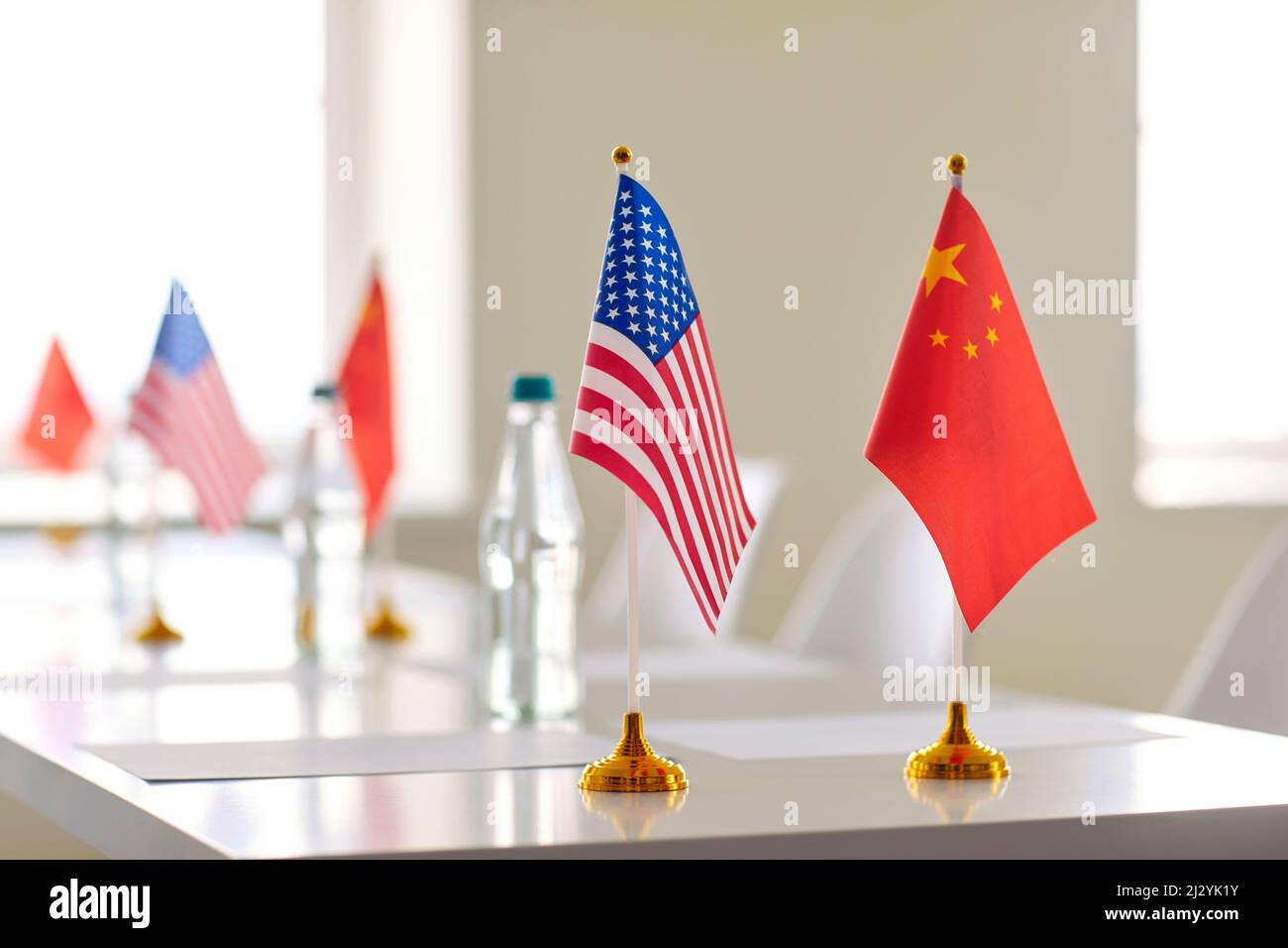 Bandiere di Cina e Stati Uniti d'America e documenti per la firma di un accordo internazionale. Foto Stock