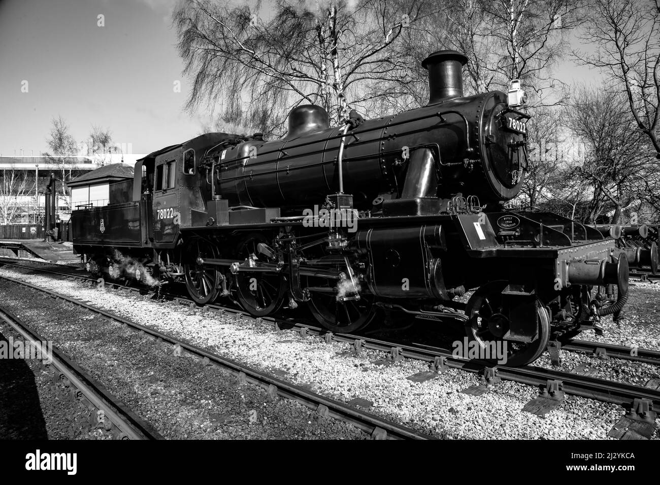 British Railways Steam Locomotiva Classe standard 2MT 2-6-0 numero 78022 alla stazione ferroviaria di Keighley sulla linea ferroviaria del patrimonio del vapore in monocromia Foto Stock