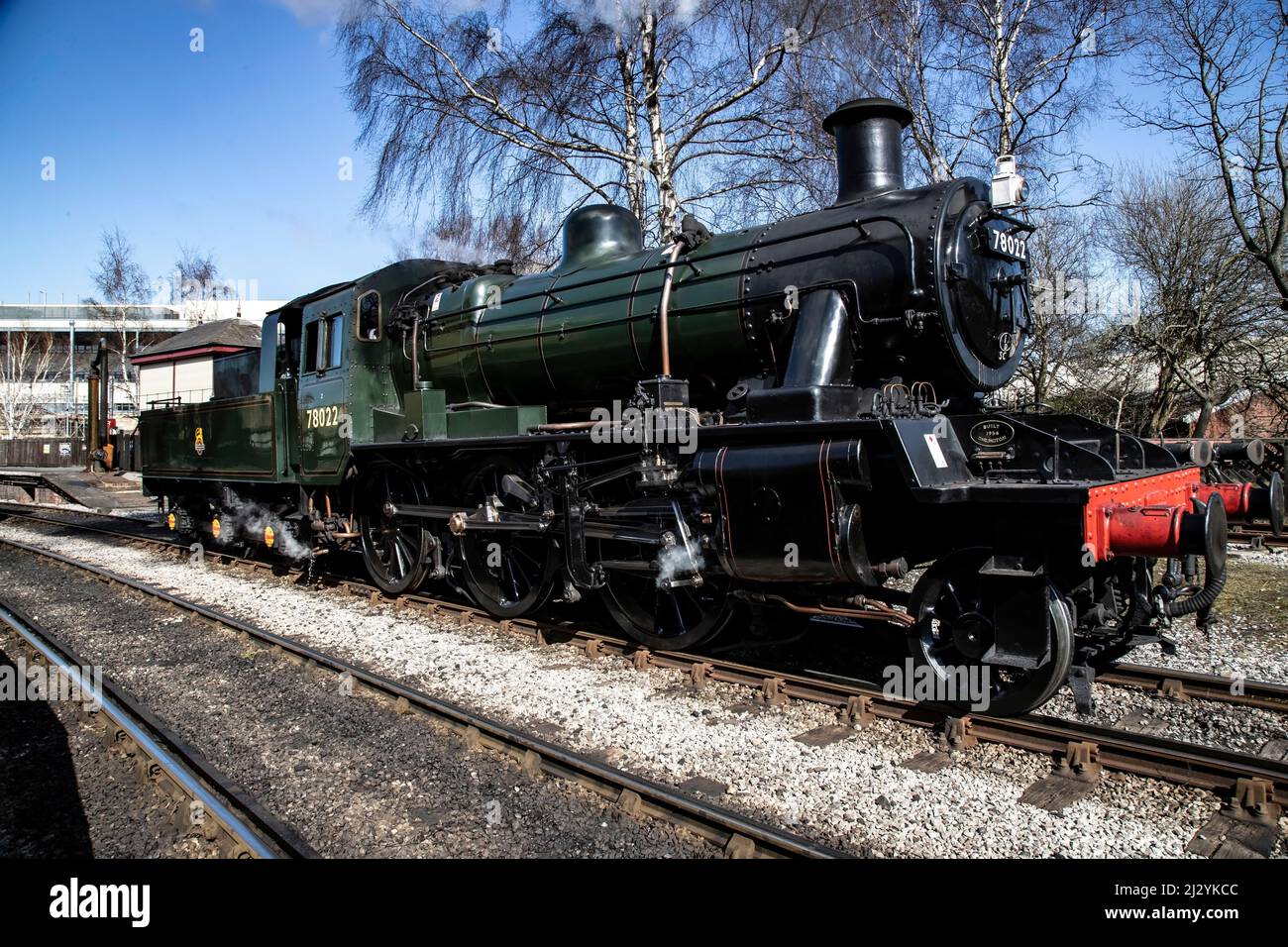 British Railways Steam Locomotiva Classe standard 2MT 2-6-0 numero 78022 presso la stazione ferroviaria di Keighley sulla linea ferroviaria del patrimonio del vapore Foto Stock