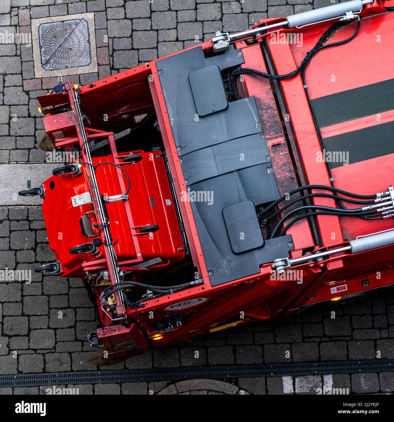 Epsom Surrey London UK, aprile 04 2022, Biffa Red rifiuti camion o camion raccolta rifiuti commerciali Foto Stock