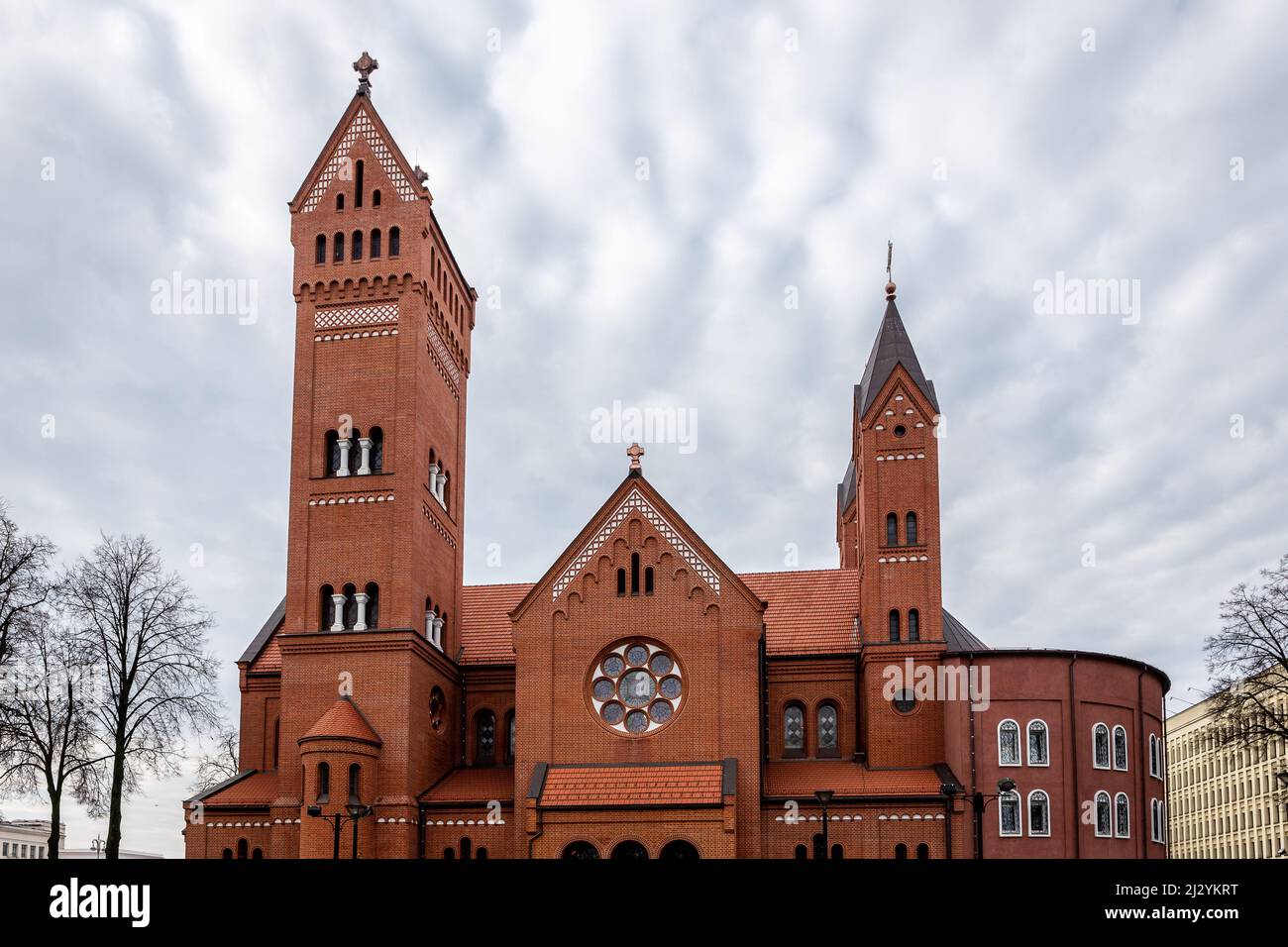 La Chiesa dei Santi Simone ed Elena, conosciuta come Chiesa Rossa, la chiesa cattolica polacca di Piazza dell'Indipendenza a Minsk, Bielorussia. Foto Stock