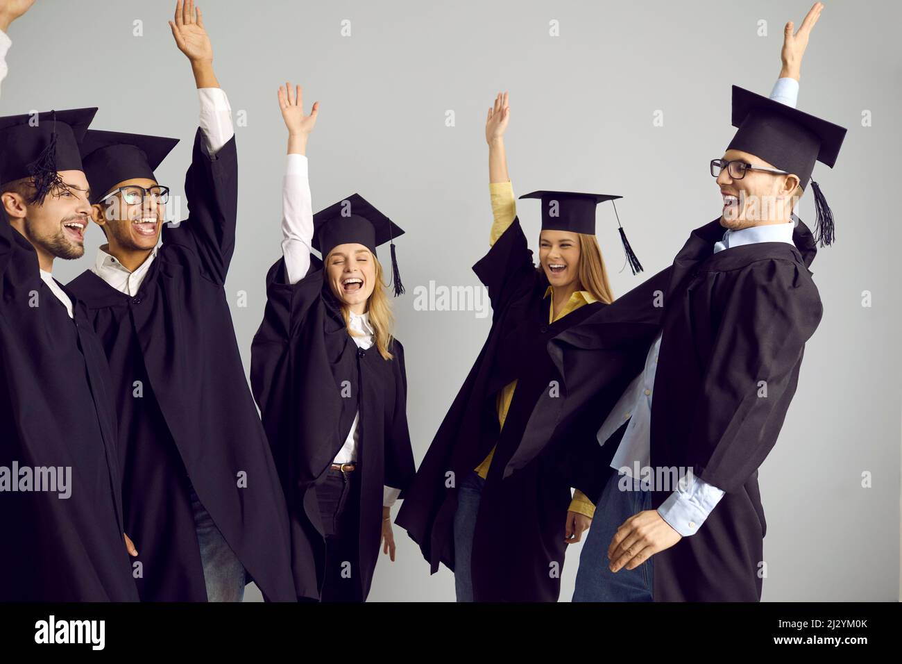 Gruppo di studenti universitari felici che festeggiano la laurea e si divertono insieme Foto Stock