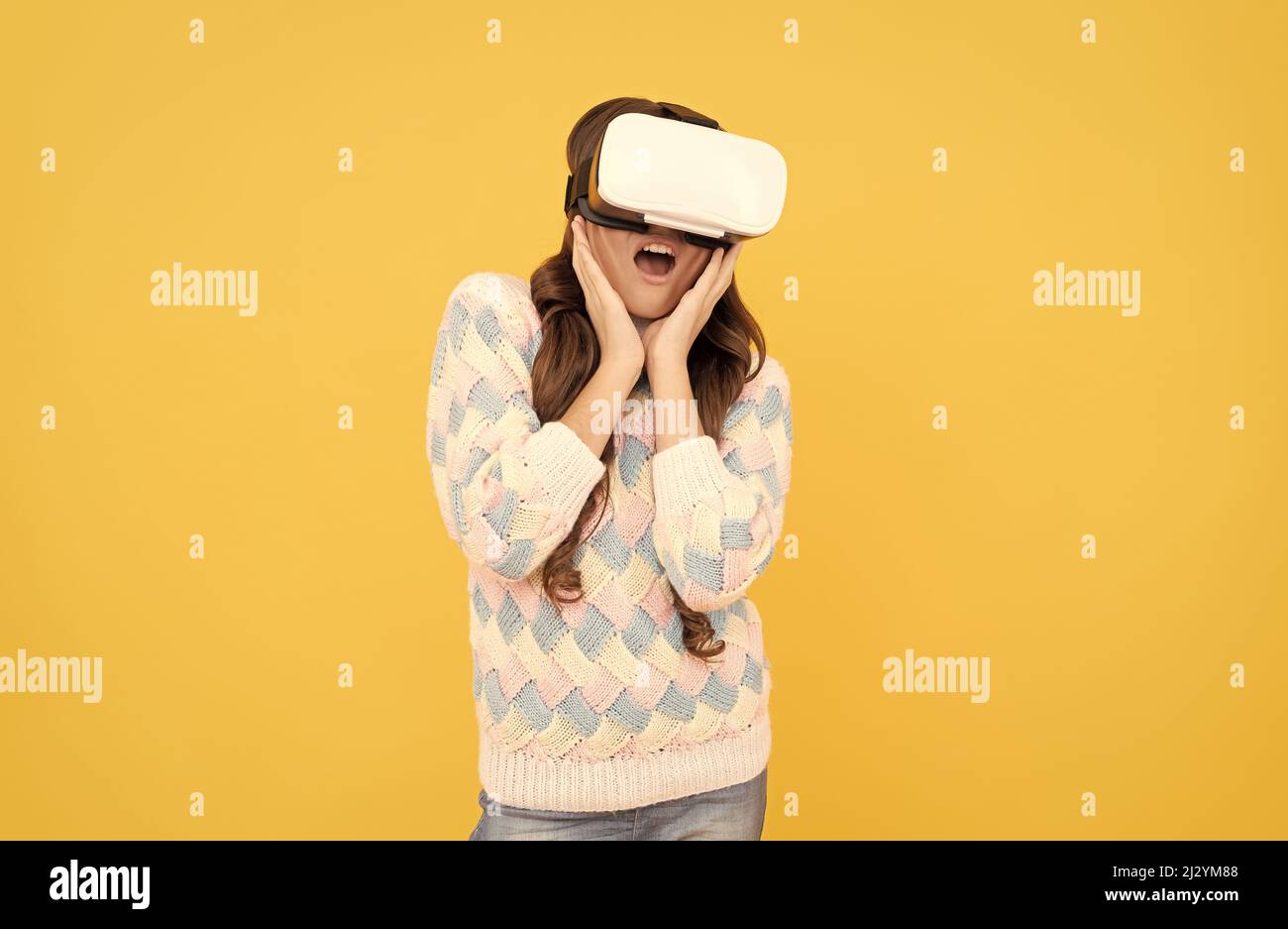 la ragazza ha stupito indossare occhiali vr utilizzando la tecnologia futura per l'istruzione in realtà virtuale, hmd Foto Stock