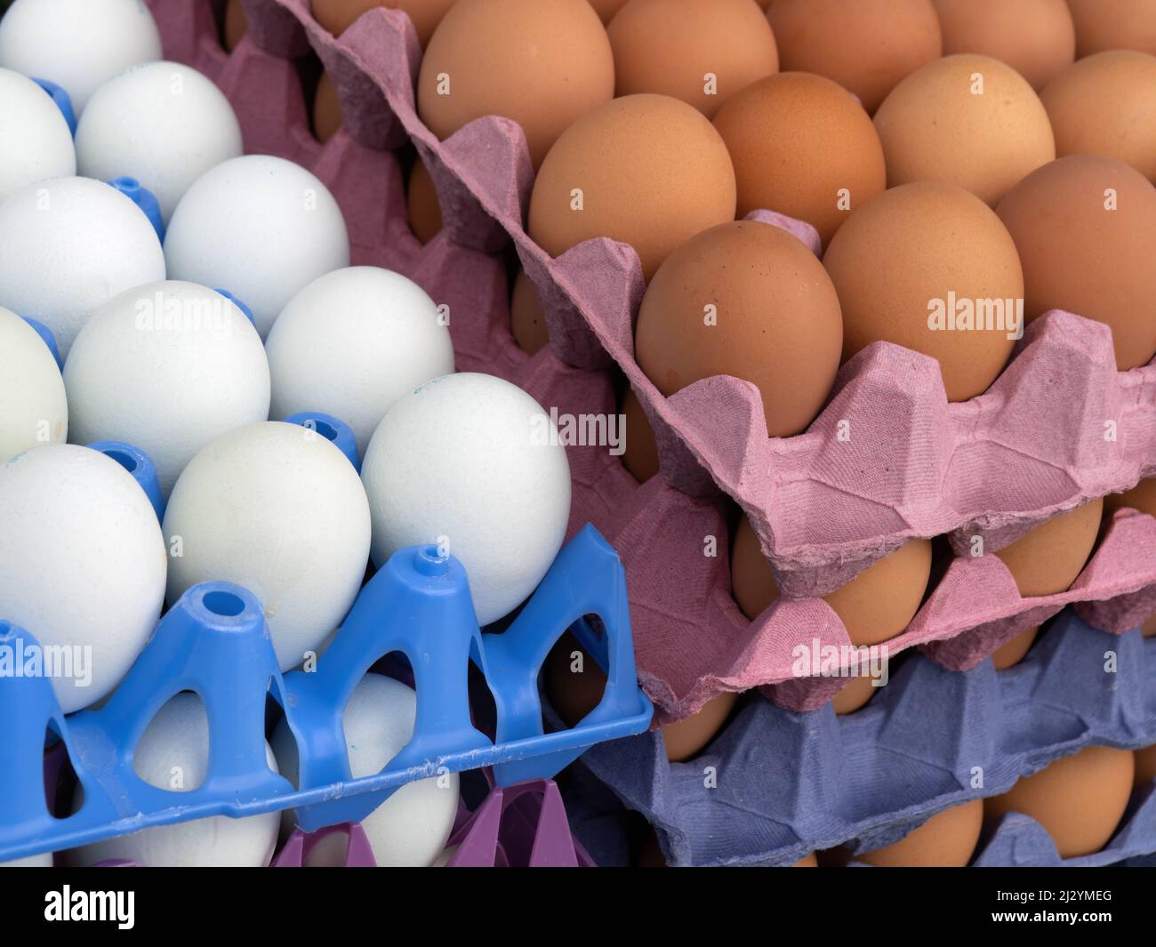 Uova di colore marrone e bianco sul mercato stalla, Inghilterra, Regno Unito. Fattoria fresco. Foto Stock