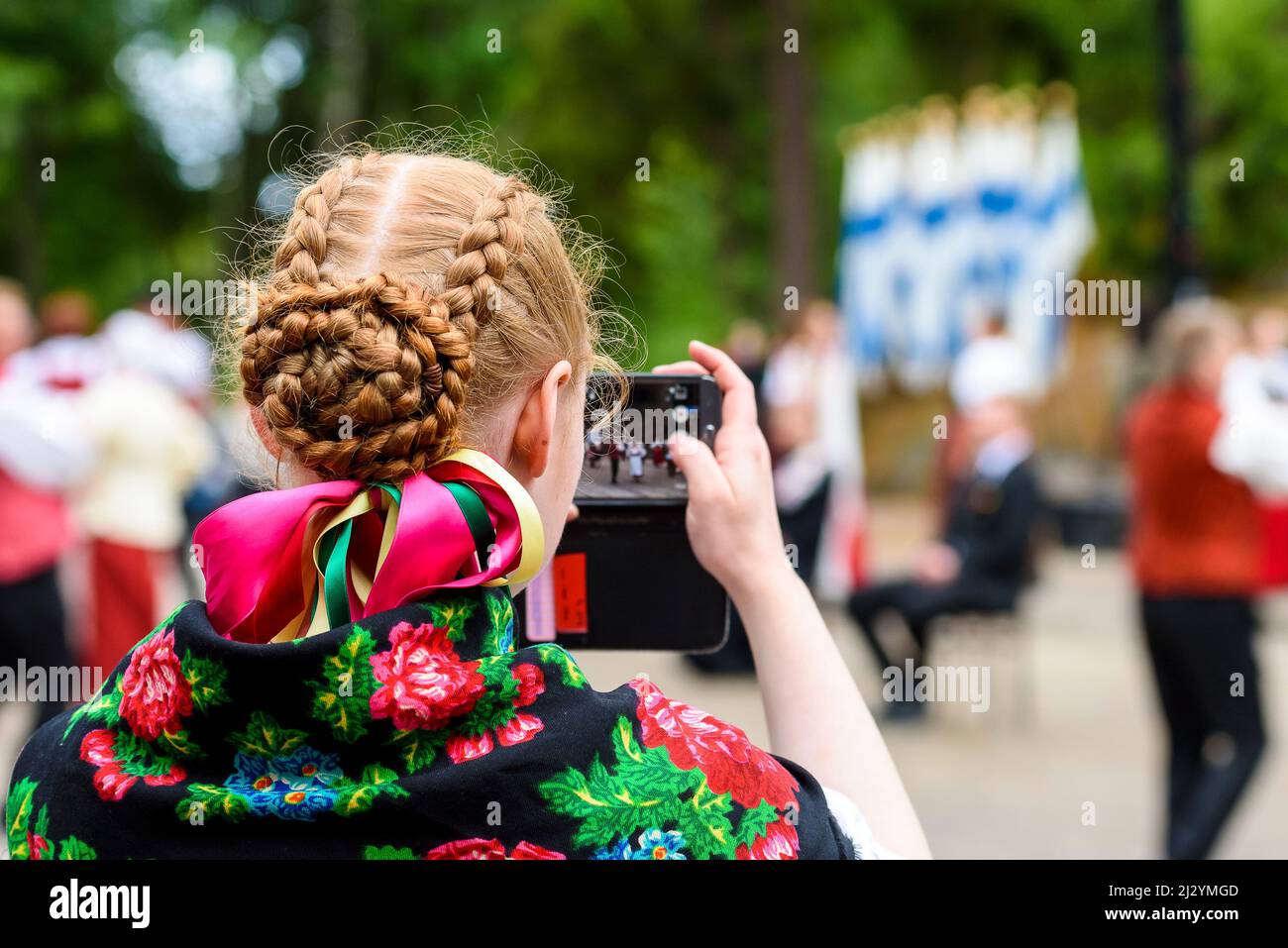 Danza folcloristica e musica durante il Festival di Midsummer nel Seurasaari Open Air Museum, Helsinki, Finlandia Foto Stock