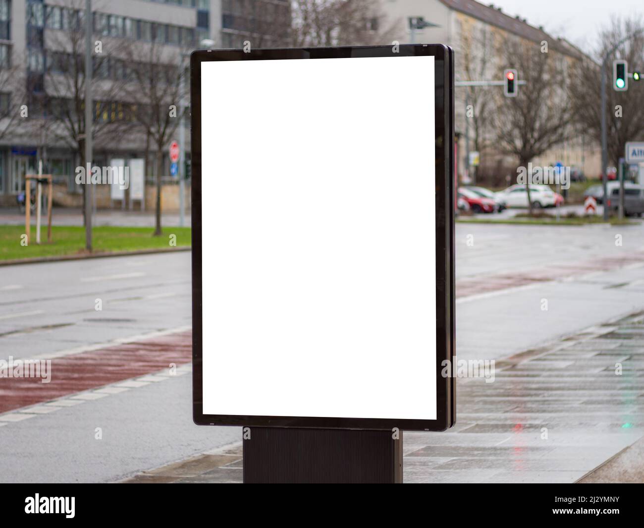 Display affissioni vuoto accanto a una grande strada della città. Schermata della pubblicità come modello per scopi di marketing. Spazio di copia per la verifica dei progetti di annunci. Foto Stock